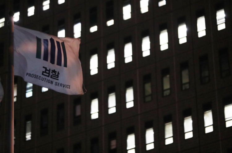 Chaebol face questions over Choi links