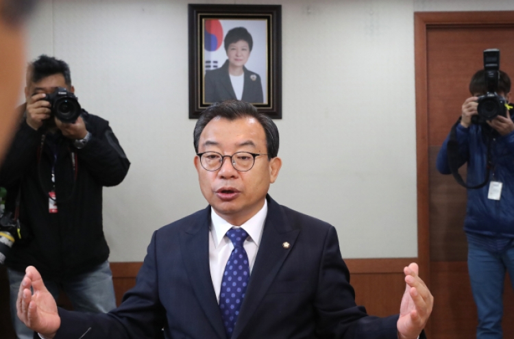 Why does Saenuri leader refuse to step down?