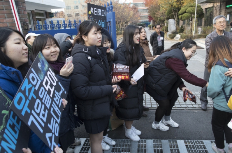 606,000 students take college entrance exam