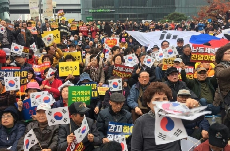 Park loyalists stage counter-protest