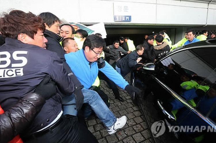 Top court confirms dismissal of ex-KBS chief over ferry disaster reports