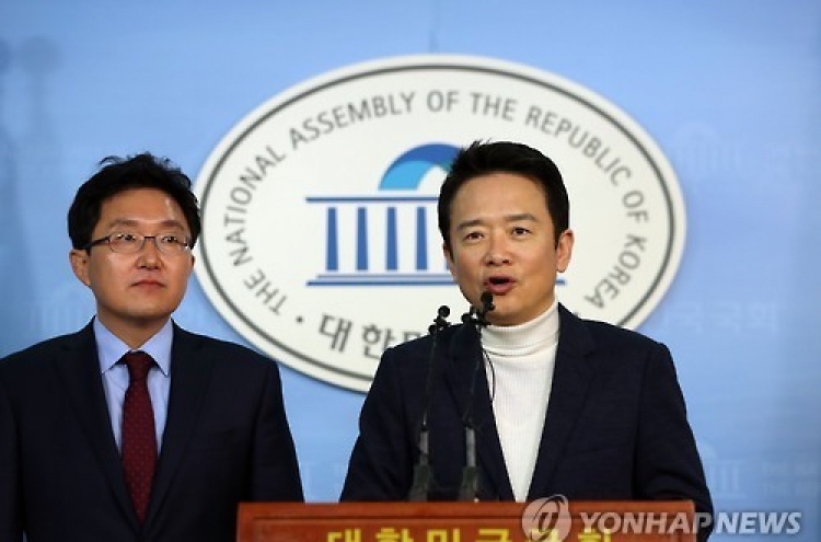 Two members quit Saenuri amid scandal