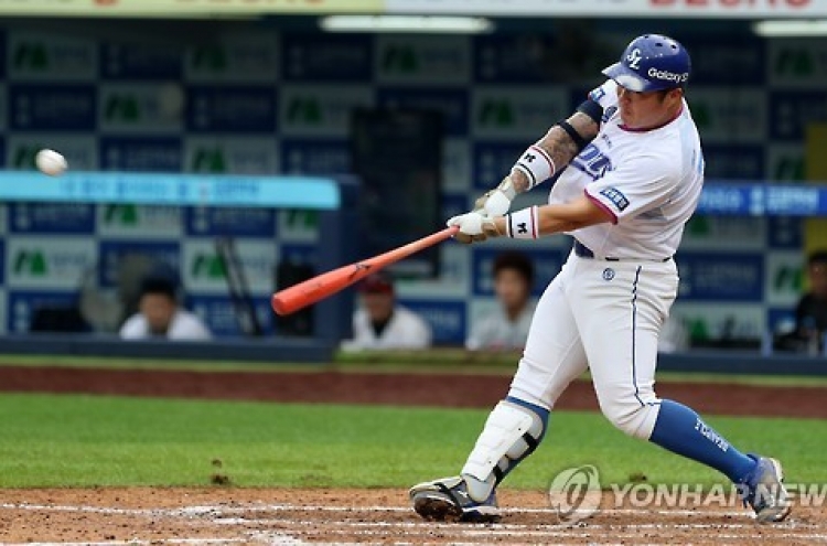 Veteran slugger becomes 1st baseball player to receive 10 bln won