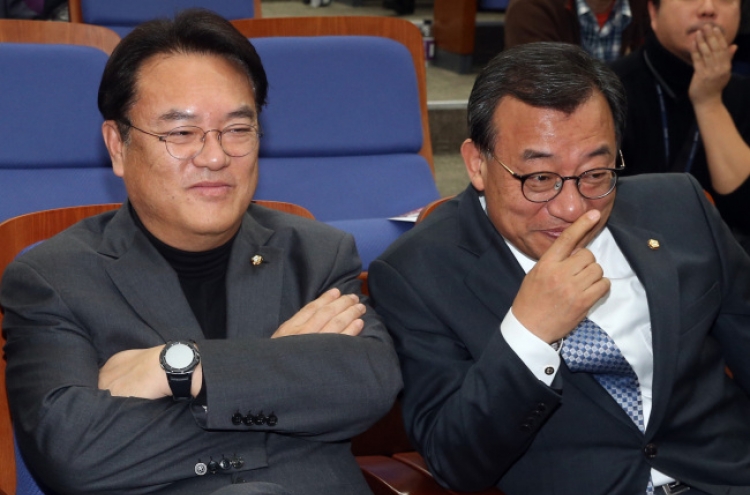 Saenuri’s pro-Park leaders resign en masse