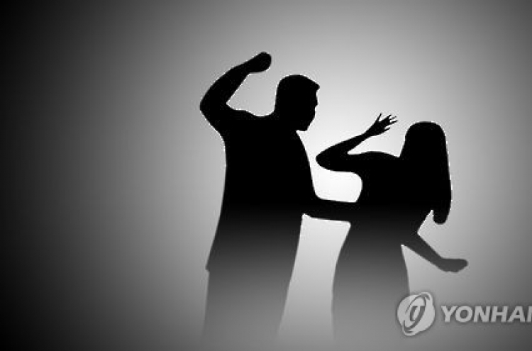 길가던 20대女 폭행 체육 교사 "옛 여자친구로 착각"