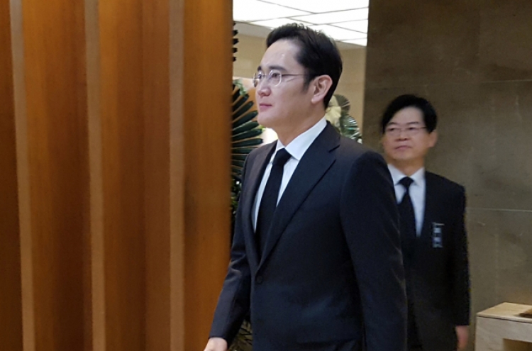 Samsung heir summoned as suspect in bribery probe