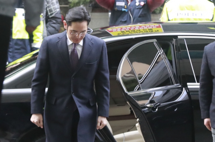 Lee Jae-yong attends warrant hearing