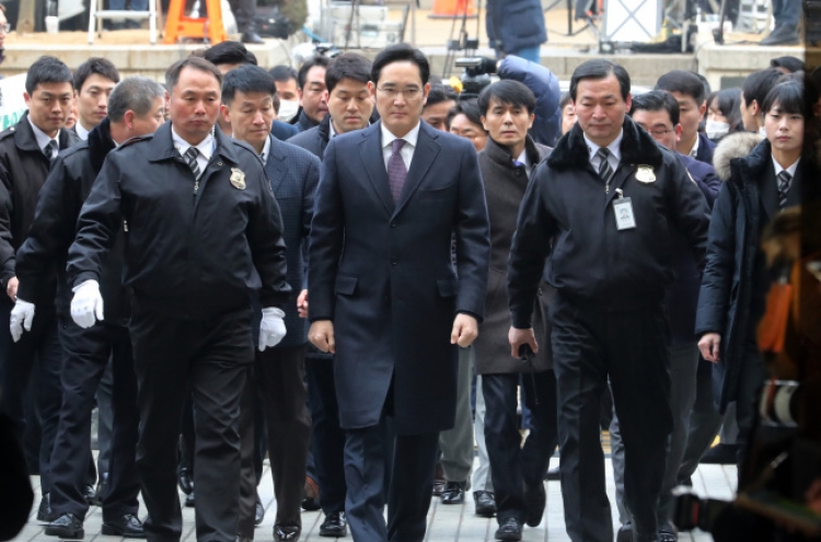 Court holds hearing on Samsung heir's arrest in corruption scandal