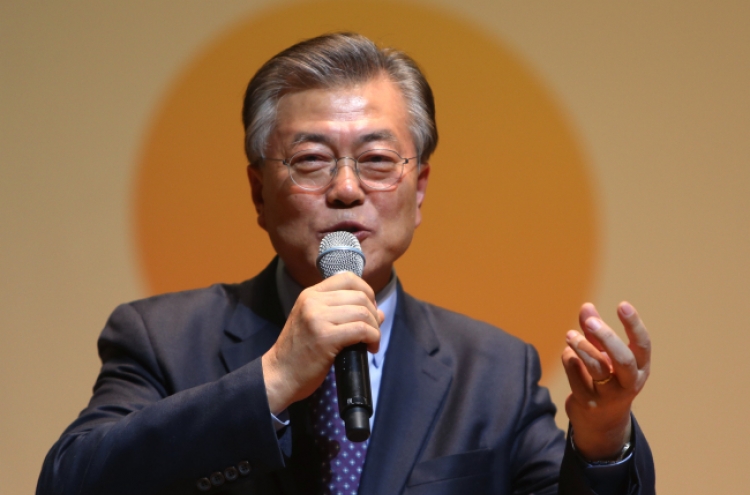 Moon boasts solid lead in opinion poll among presidential contenders