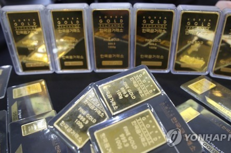 Gold-related funds gather pace on weaker dollar