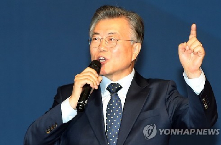 Chungcheong governor, acting president narrow gaps with Moon in opinion poll