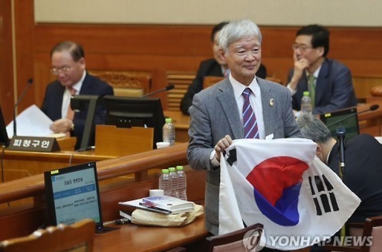 Park's lawyer holds up Korean flag at impeachment trial