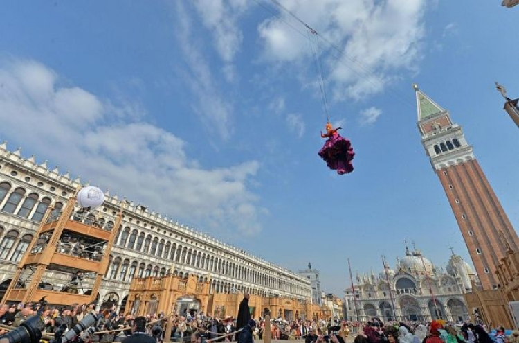 ‘Flight of the angel’ rings in Venice Carnival