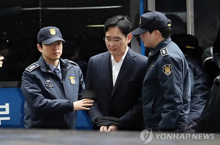 Jailed Samsung heir questioned again in corruption probe