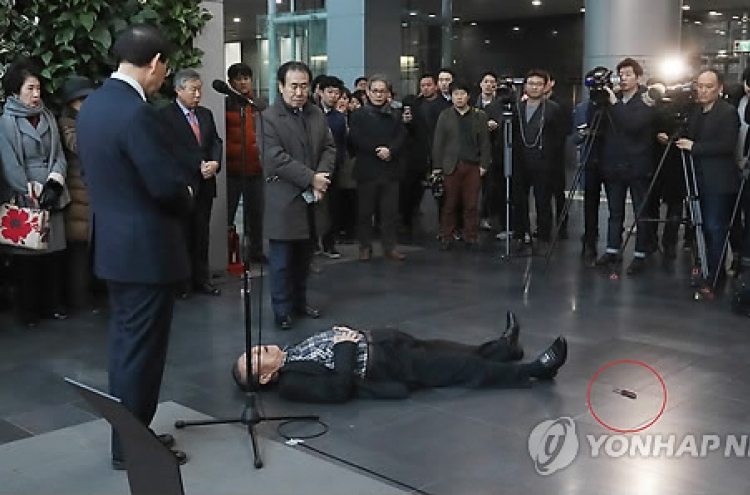 Man stabs himself in front of Seoul mayor during his speech