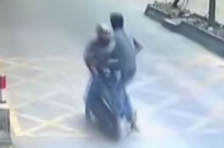 (영상) 휴대폰 도둑에게 ‘발차기’ 날린 男