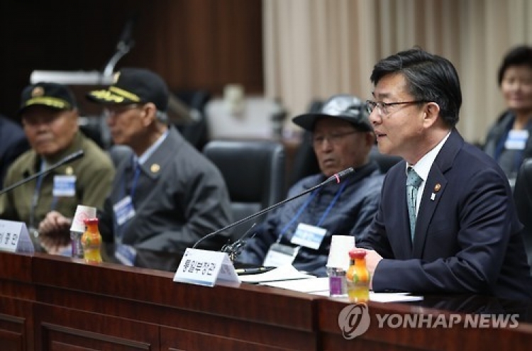 Unification minister holds rare meeting with former POWs