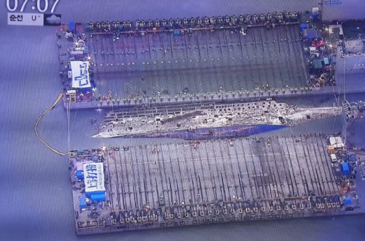 Salvage operators raise Sewol ferry