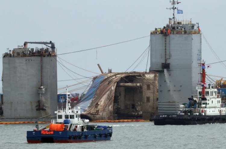 Sewol set to be loaded on transport vessel