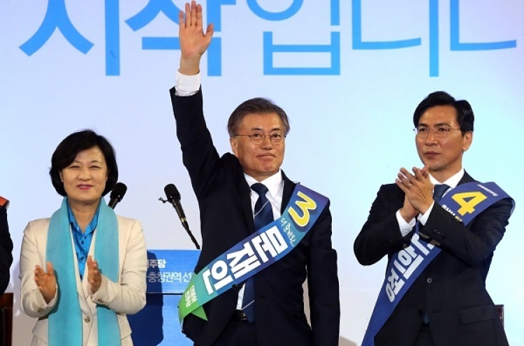 Moon maintains gap but Ahn jumps to second in weekly poll