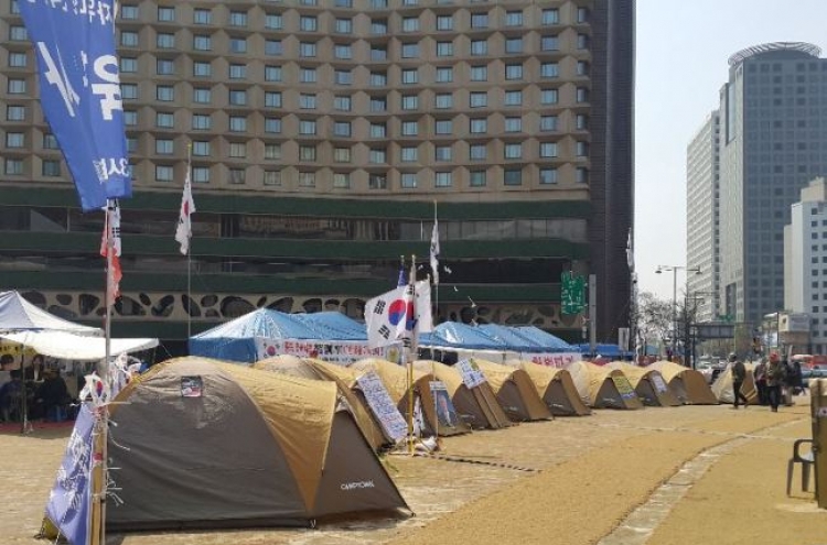 Seoul Plaza still occupied by pro-Park campers