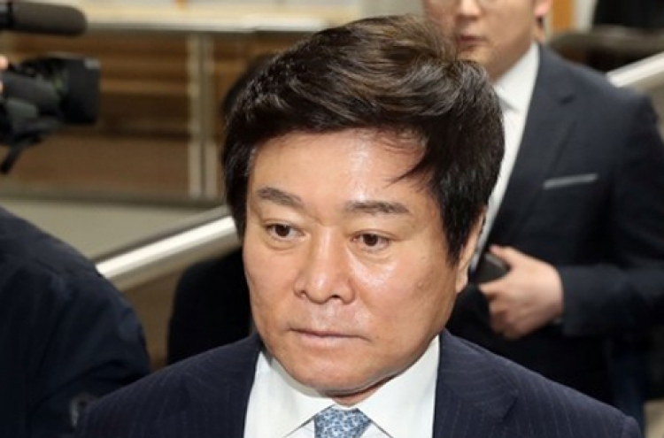 Lotte exec questioned over corruption scandal