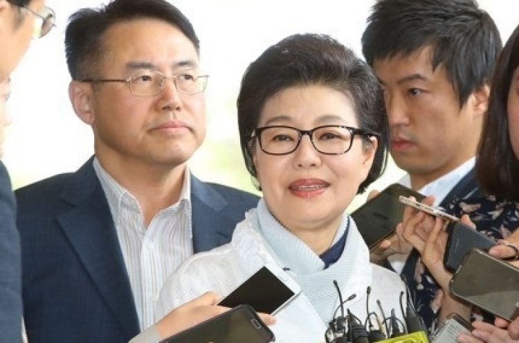 Park's sister declares support for conservative presidential candidate