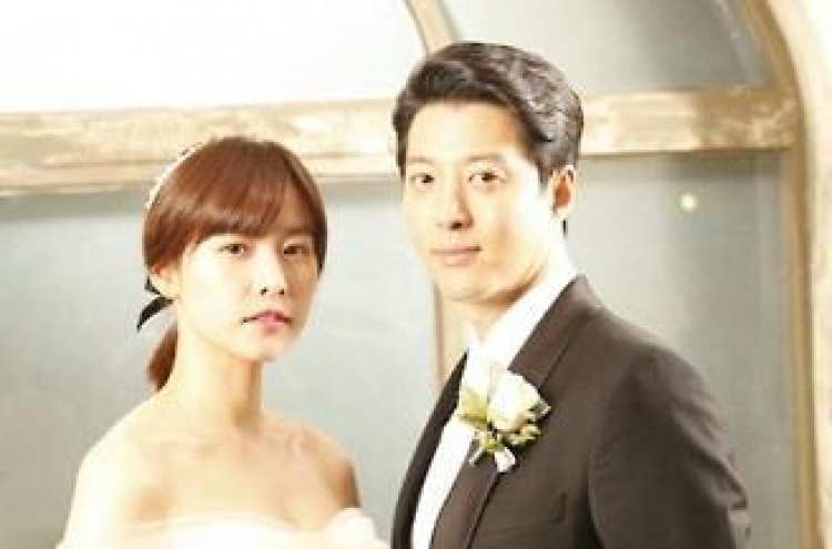 Actor Lee Dong-gun weds drama co-star Cho Youn-hee