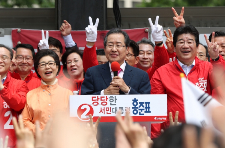 홍준표 대구서 유세 중 피습 ‘위기일발’