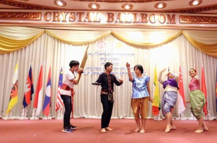 Laotian team highlights culture at regional workshop