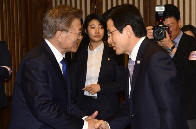 Moon accepts Hwang's resignation