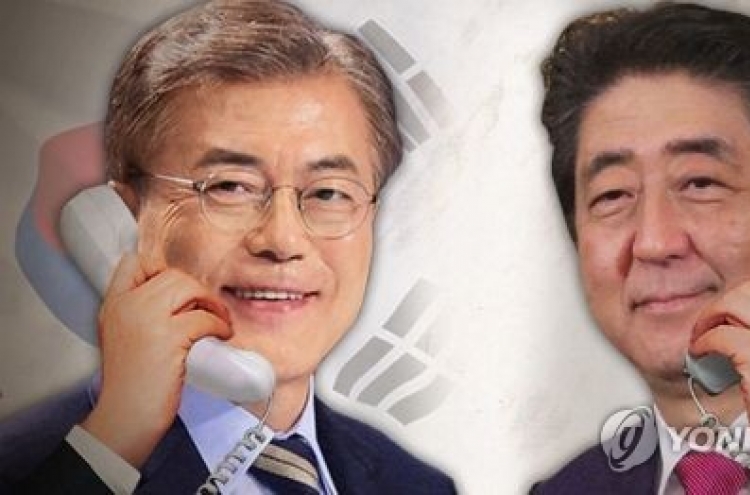 [Breaking] Moon Jae-in talks with Abe over disputed ‘comfort women’ deal