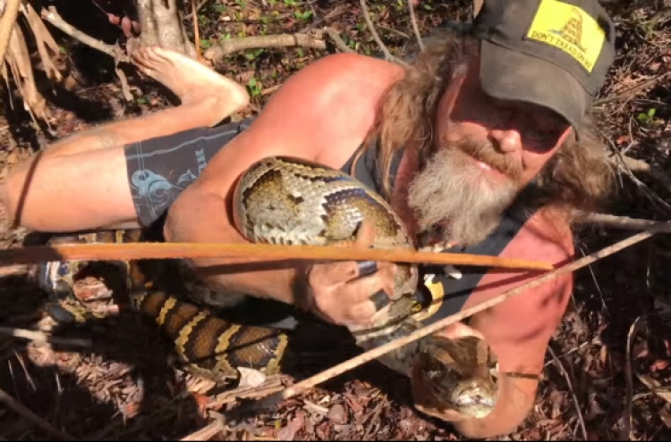 (영상) 거대 비단뱀 물병으로 착각...‘맨손제압’