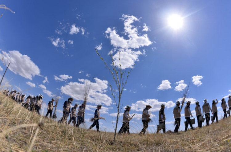 [Photo News] Korean Air officials plant trees to slow down Mongolian desertification