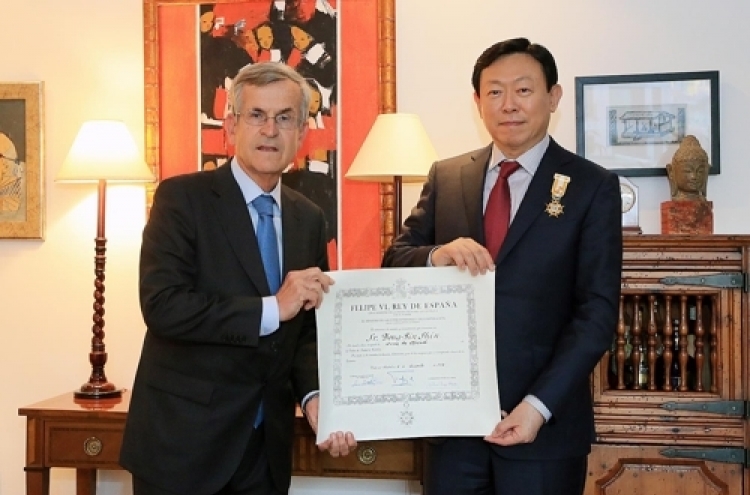 Lotte chief receives Spanish order