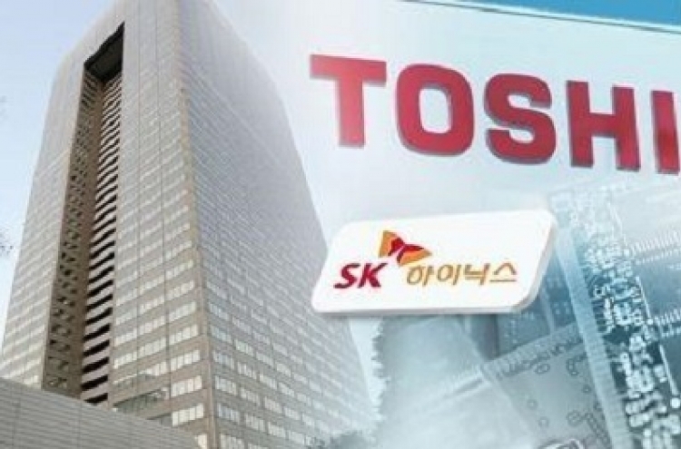 SK hynix joins bidding for Toshiba's memory division