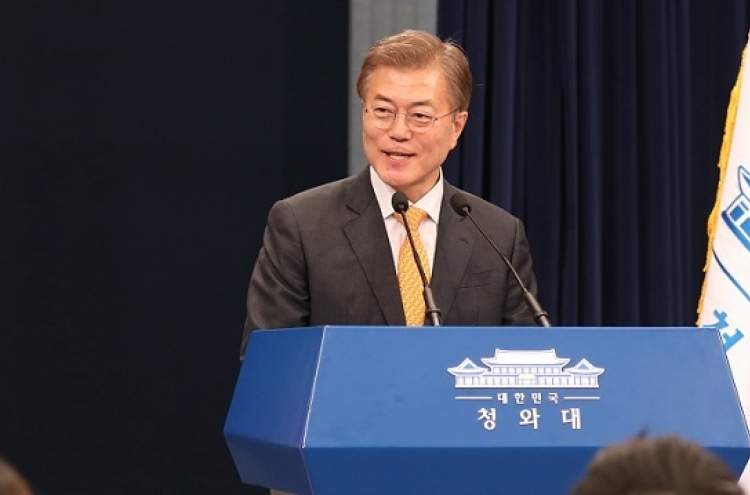 Moon’s approval rating tops 80% for 1st week in office