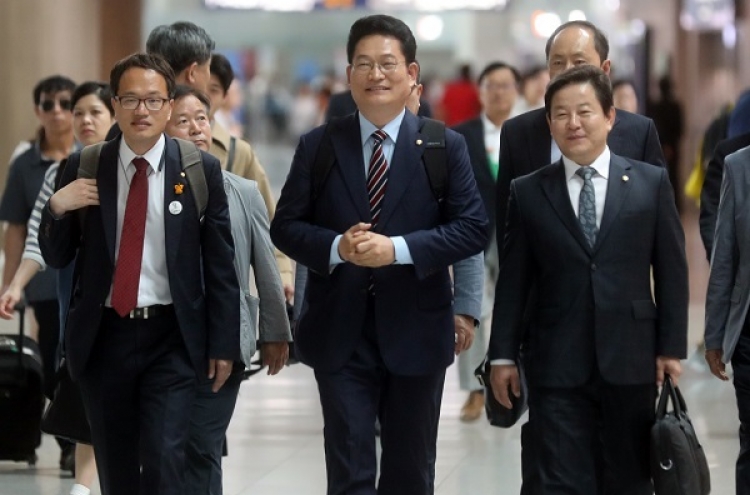 Moon's special envoy departs for Russia