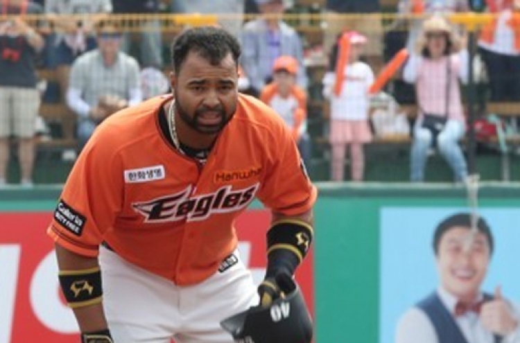 Ex-big league catcher to get more backstop duties in Korea