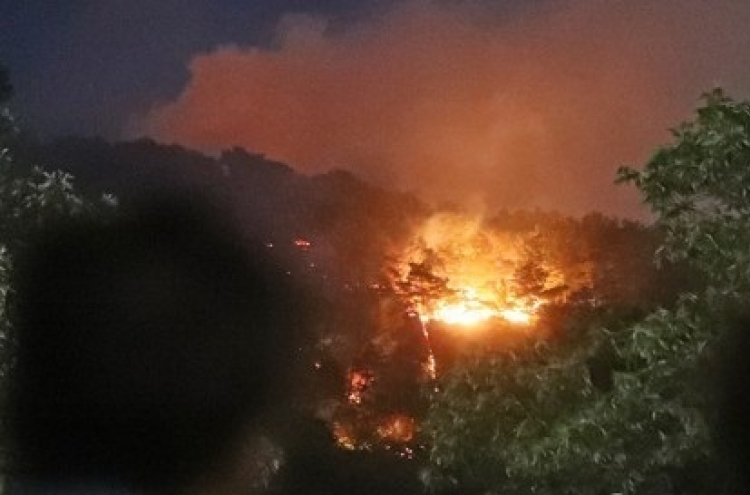Fire on mountain in northern Seoul mostly contained