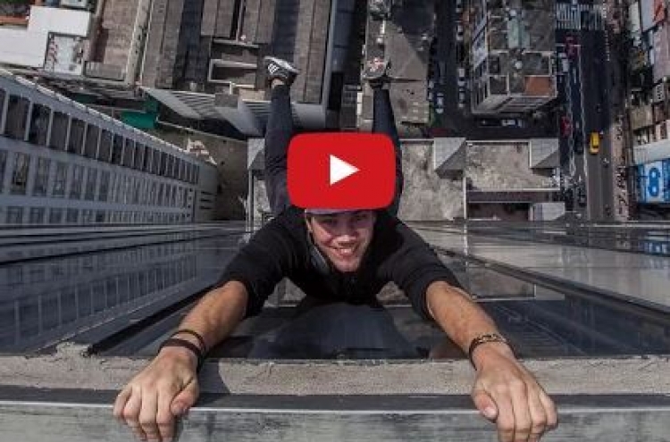 (영상 9만뷰) ‘63빌딩 높이’에서 앞구르기 하는 사람들