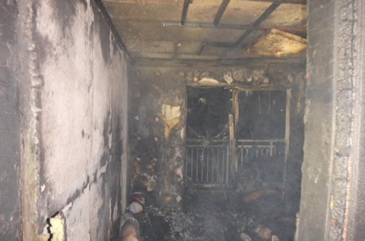 속눈썹 화장하려다 아파트 태워…한밤중 주민 대피