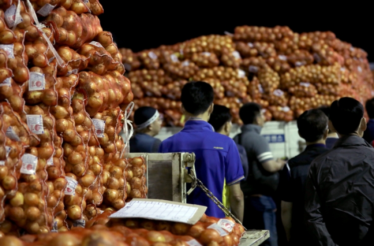 [Photo News] Onion prices surge over 50%
