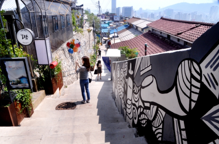 [Seoul Saunter] Art brings life into historic Ihwa Mural Village