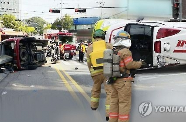 파주서 구급차와 군 트럭 충돌…이송하던 환자 숨져