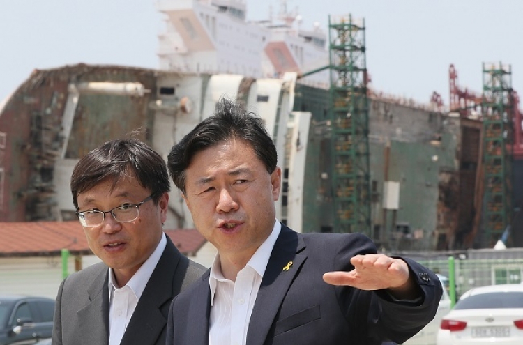 Maritime minister vows all-out efforts to search for Sewol victims