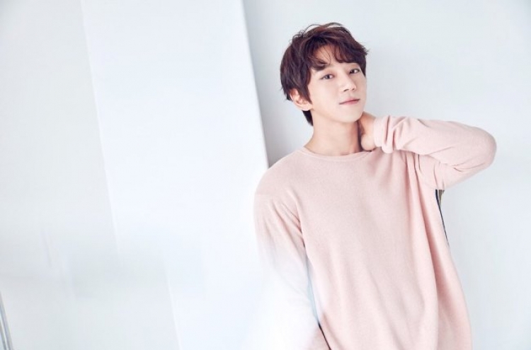 Hwang Chi-yeul becomes best-selling nongroup artist since 2013