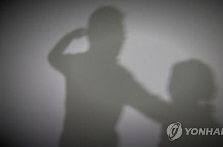 교직원 화장실 사용한 고교생 머리·발바닥 때려