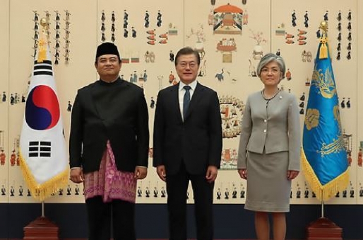 Korean president greets five new foreign envoys in Seoul