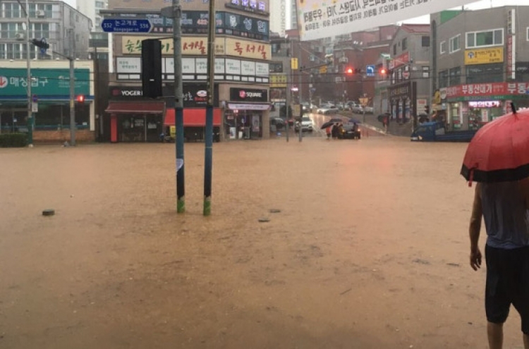 Torrential rain sweeps across Korea, leaving one dead